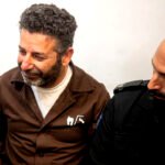 El activista palestino-español Saïf Abukeshek escoltado por un policía israelí.