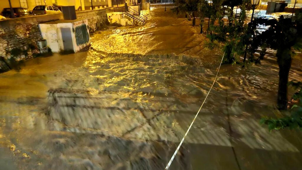 El agua de las lluvias provocadas por la 'DANA Alice' a su paso por una de las ramblas de Los Alcázares.