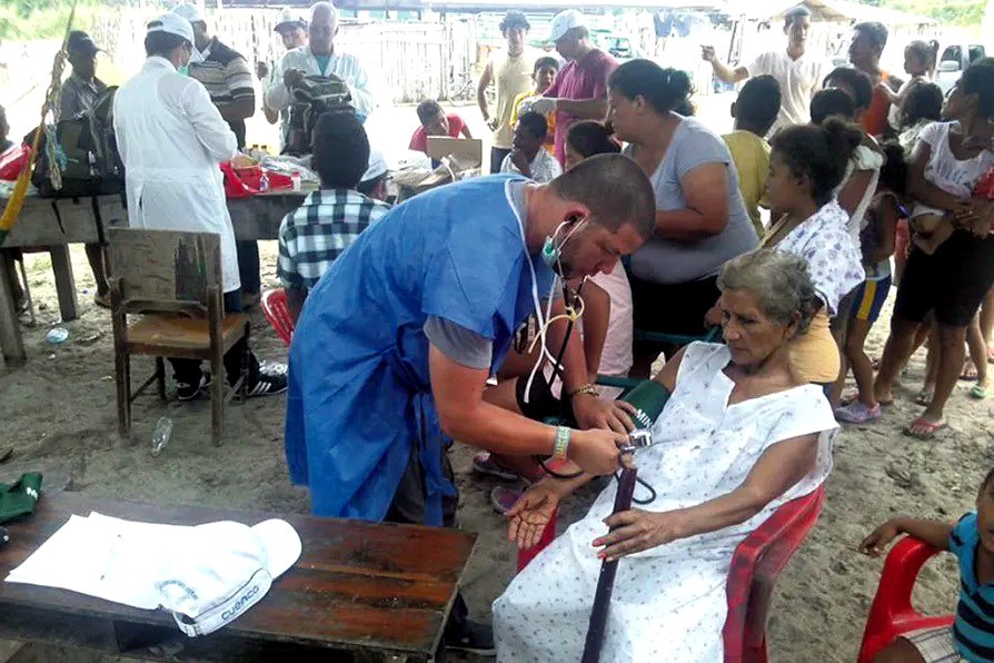 El doctor cubano Enmanuel Fonseca en una cirugía improvisada en Ecuador.