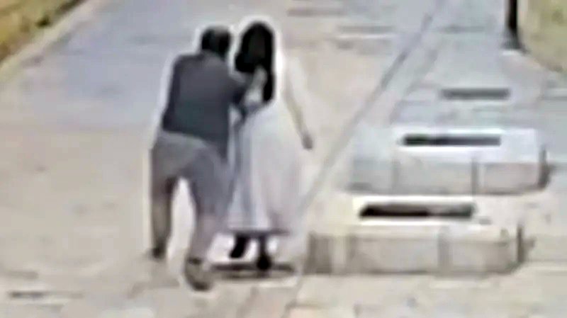 El hombre empujó a la monja antes de patearla en el ataque, que quedó grabado por las cámaras de seguridad.