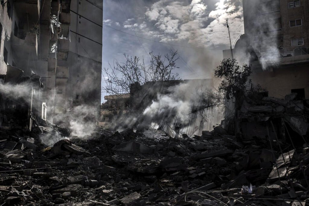 El humo se eleva entre los escombros tras un ataque israelí en Tiro, en el sur del Líbano a finales de marzo de 2026.