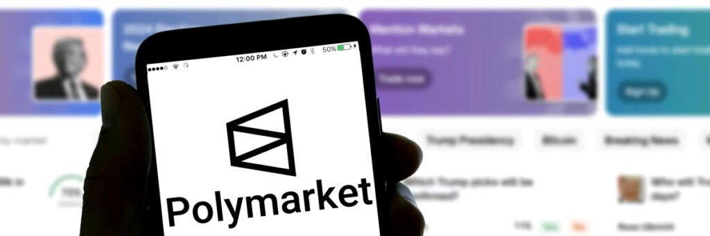 El logotipo de la aplicación de apuestas en línea Polymarket se muestra en la pantalla de un teléfono inteligente con una imagen del presidente Donald Trump de fondo
