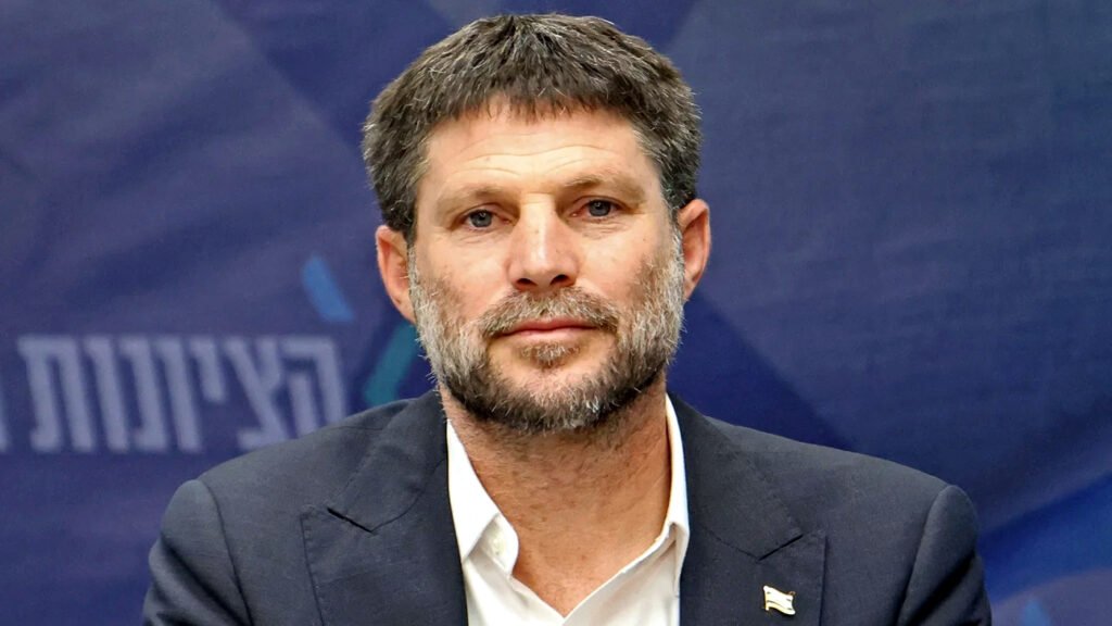 El ministro de Finanzas de Israel, Bezalel Smotrich, asiste a una reunión en el parlamento, la Knesset, en Jerusalén.