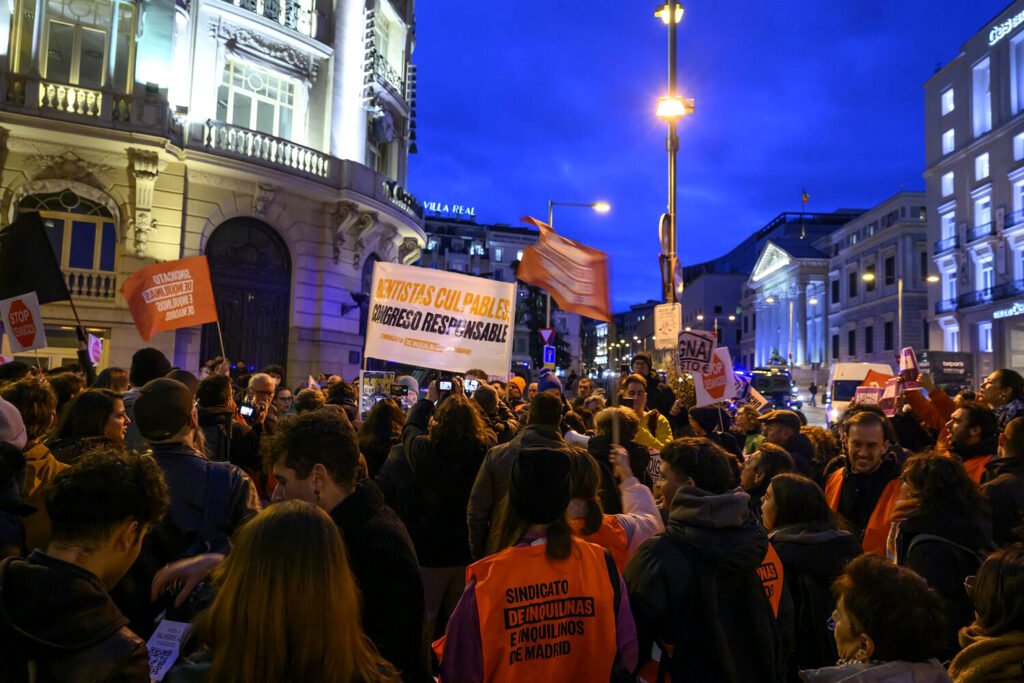 El movimiento de vivienda protesta para salvar la moratoria de desahucios.