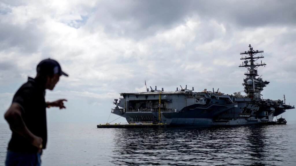 El portaaviones USS Nimitz entra en el Caribe desde el Canal de Panamá.