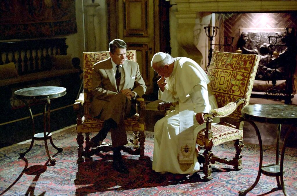 El presidente Ronald Reagan y el Papa Juan Pablo II, dos figuras clave de la conferencia del Nacionalismo Conservador que celebró su encuentro con el título: “God, Honor, Country: President Ronald Reagan, Pope John Paul II, and the Freedom of Nations—A National Conservatism Conference”.