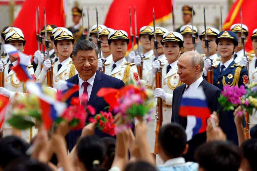 El presidente ruso Vladímir Putin y el presidente chino Xi Jinping asisten a una ceremonia de bienvenida en el Gran Salón del Pueblo en Pekín.