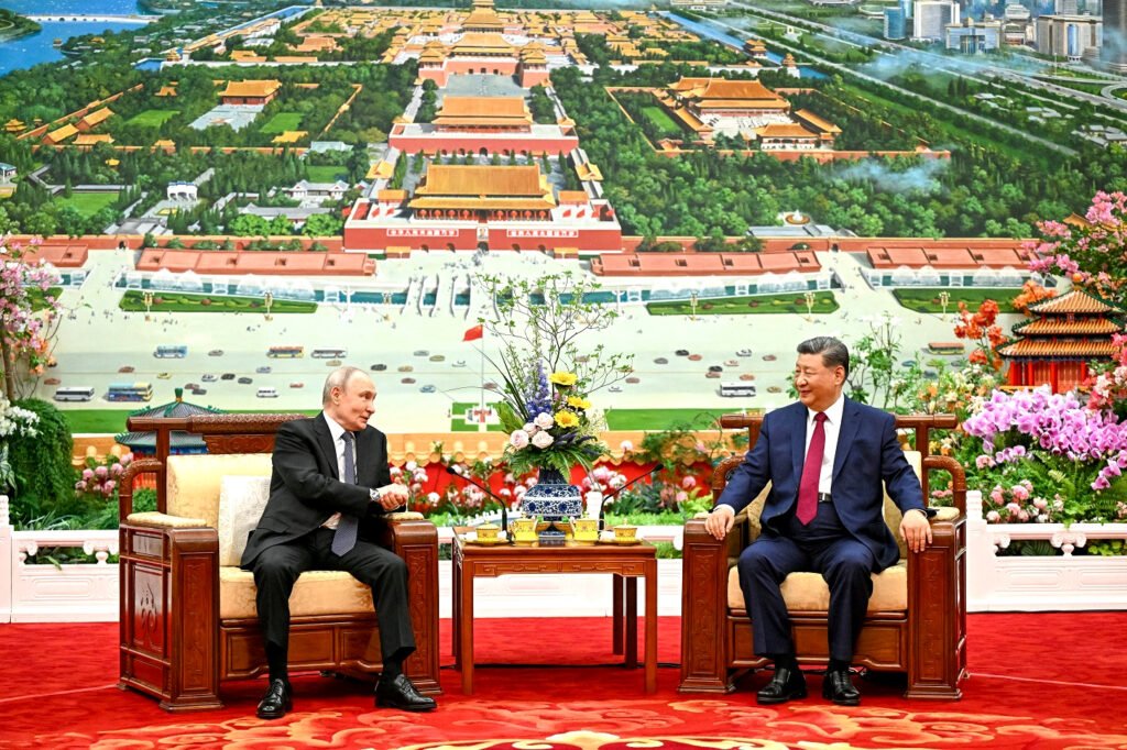 El presidente ruso Vladimir Putin y su homólogo chino Xi Jinping toman el té tras su reunión en el Gran Salón del Pueblo en Pekín, China, el 20 de mayo de 2026.