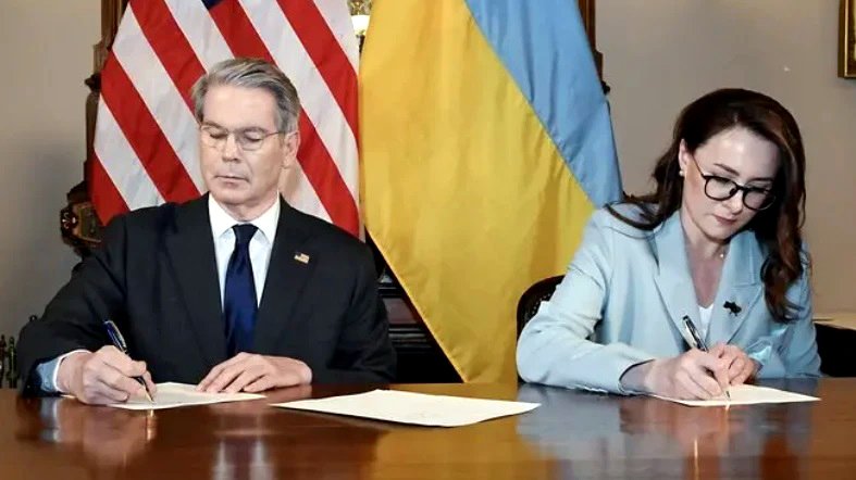 El secretario del Tesoro de Estados Unidos, Scott Bessent, y la viceprimera ministra ucraniana, Yulia Svyrydenko.