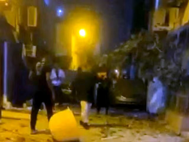 Escombros yacen en la calle tras presuntos ataques con drones iraníes, en medio del conflicto entre Estados Unidos e Israel con Irán, en Sitra, Baréin,