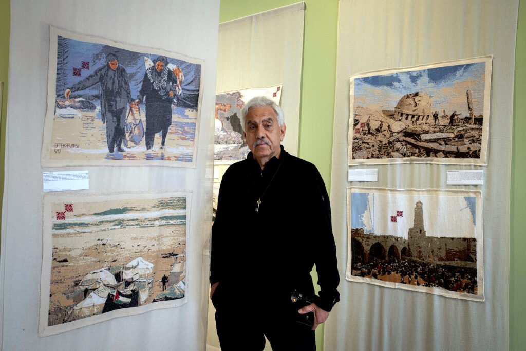 Faisal Saleh posa junto a la exposición que co-curó en la 61ª Bienal de Venecia.