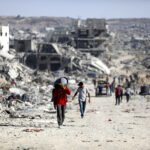Familias palestinas regresan a lo que queda de sus hogares en la zona de Sheikh Radwan, en la devastada ciudad de Gaza, el 11 de octubre de 2025.