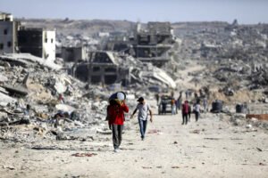 Familias palestinas regresan a lo que queda de sus hogares en la zona de Sheikh Radwan, en la devastada ciudad de Gaza, el 11 de octubre de 2025.