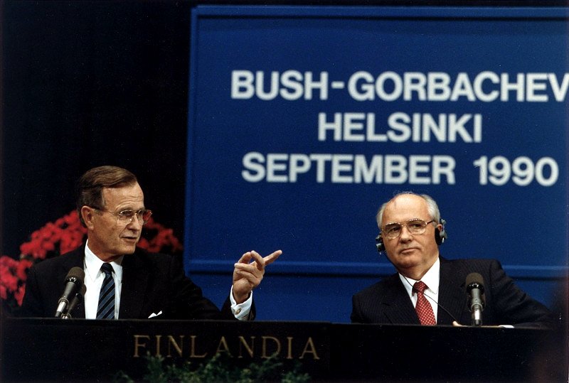 George H. W. Bush junto a Gorbachov en la Cumbre de Helsinki, en septiembre de 1990.