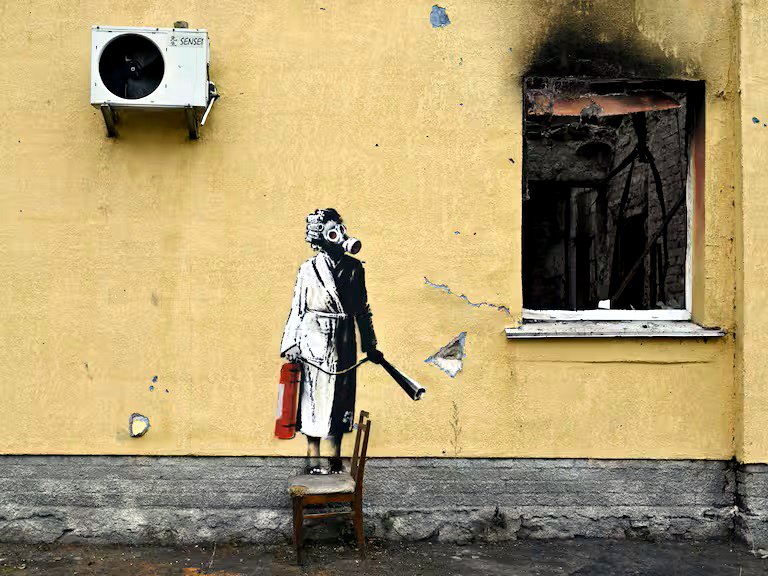 Grafiti de Banksy en la pared de un edificio destruido en la ciudad de Gostomel, cerca de Kiev.