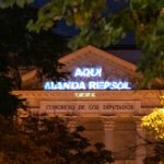 Greenpeace proyecta sobre el edificio del Congreso de los Diputados en Madrid el mensaje 'Aquí manda Repsol' para denunciar la retirada del impuesto a las energéticas.