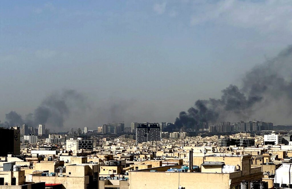 Humo sobre Teherán tras el ataque conjunto de Estados Unidos e Israel el 28 de febrero de 2026.