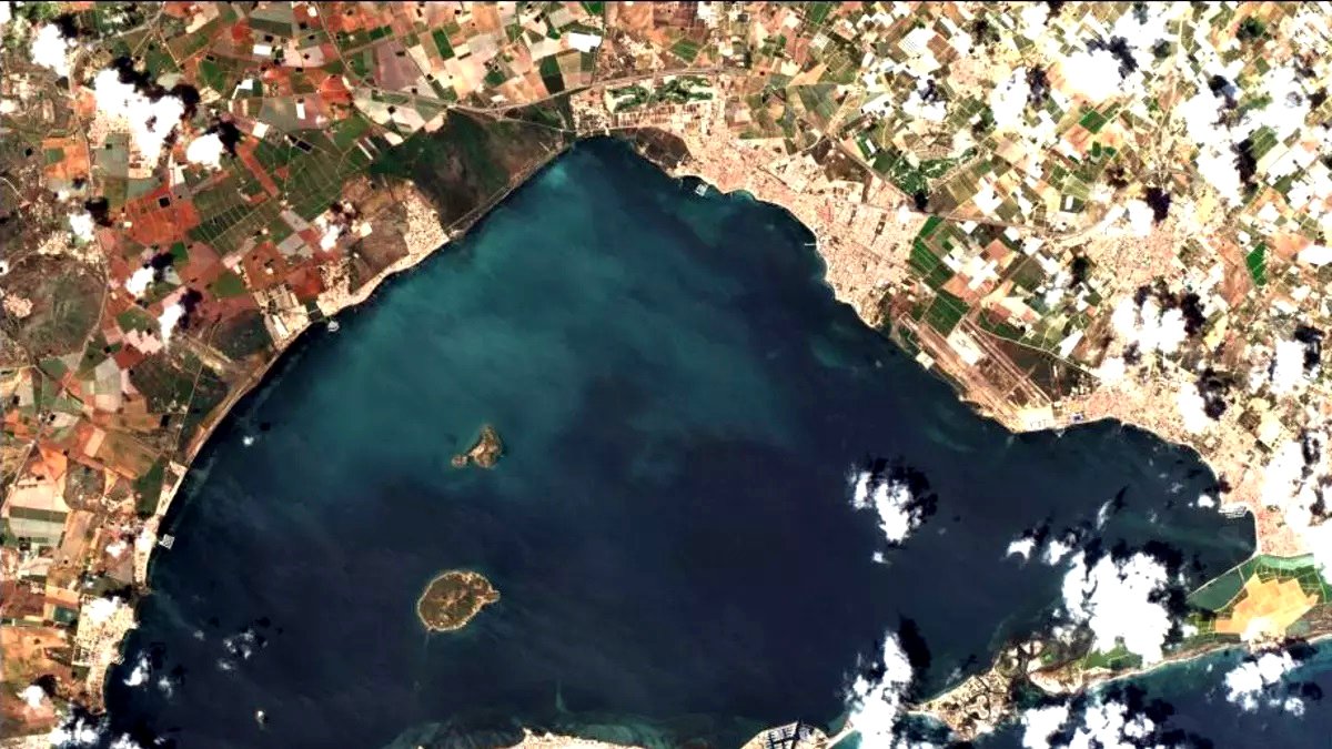 La mancha blanca del Mar Menor se expande tras la dana Alice: “Podría tener consecuencias nefastas en el ecosistema”
