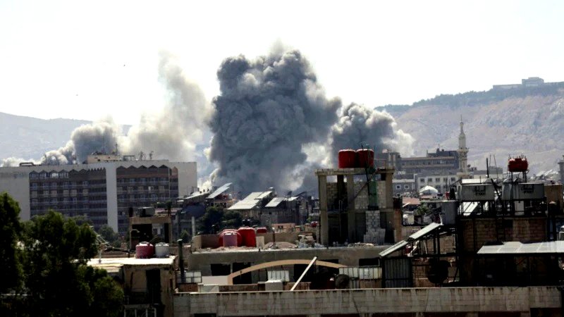 Israel bombardea la sede central del ejército de Siria en Damasco.