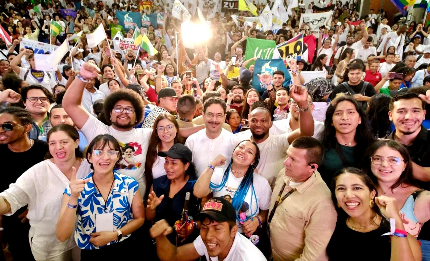 La derecha colombiana intensifica su campaña sucia contra Cepeda para evitar su triunfo en la primera vuelta