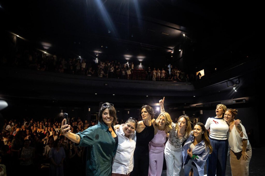Jhana Beat, Carolina Elías, Clara Serra, Yolanda Díaz, Elizabeth Duval, Mafe Carrascal, Anabel Alonso y La Otra, en una foro grupal.