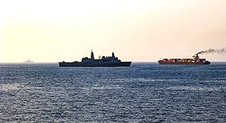 La armada estadounidense intercepta un buque de carga iraní.