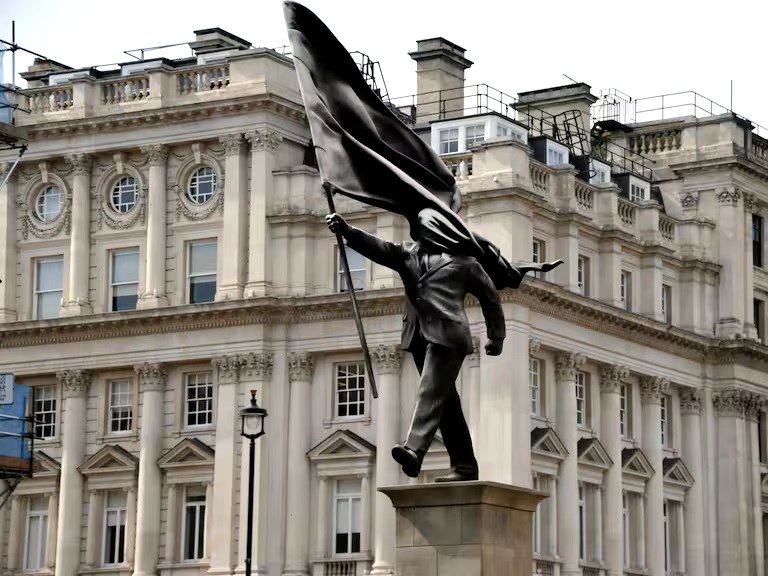 La nueva escultura de Banksy en el centro de Londres.
