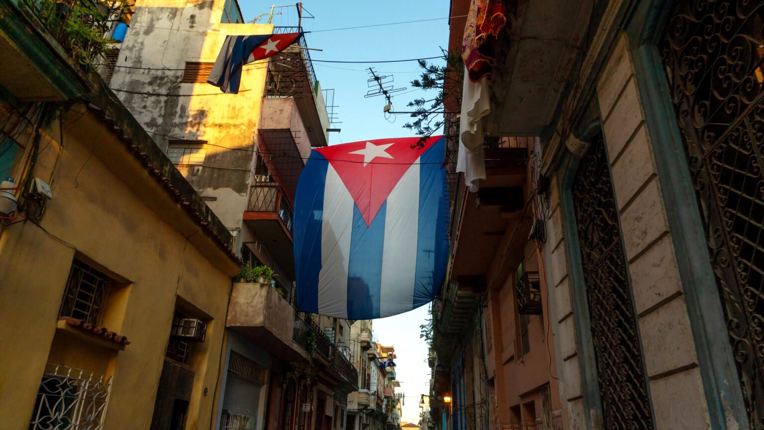 Estados Unidos amenaza a Cuba y señala a Raúl Castro