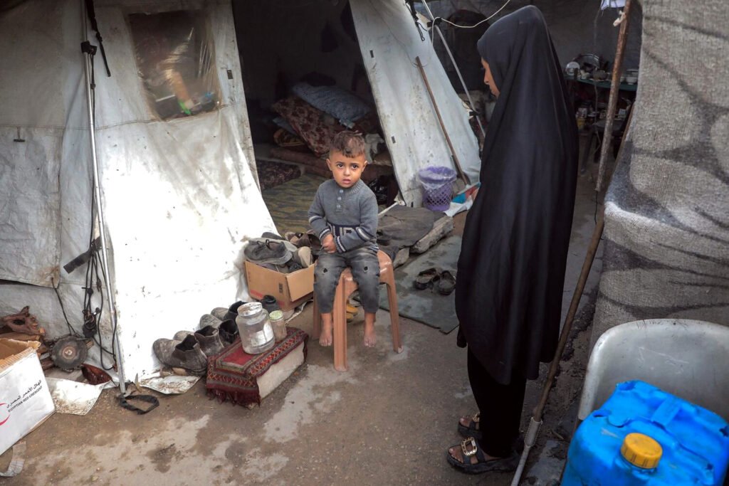 Las condiciones insalubres en los campamentos son vectores para la expansión de enfermedades infecciosas en Gaza.