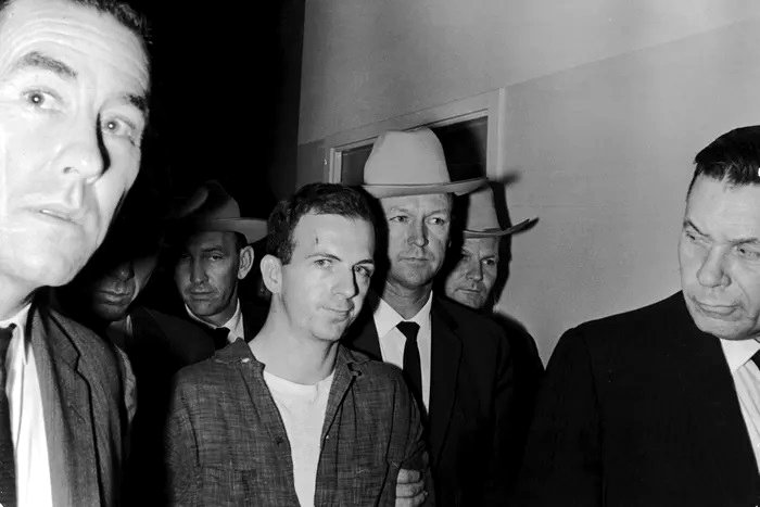 Lee Harvey Oswald tras presuntamente disparar al presidente John F. Kennedy.