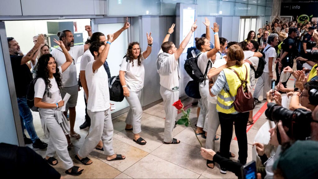 Llegada de los 21 ciudadanos españoles integrantes de la Sumud Global Flotilla al Aeropuerto Adolfo Suárez Madrid-Barajas, a 5 de octubre de 2025, en Madrid, España