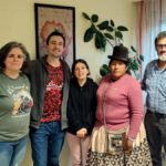 Los defensores del territorio y los derechos humanos Yolanda Flores y Javier Jahnke (derecha), con parte del equipo del blog Saltamontes.