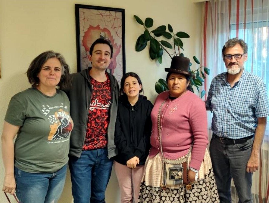 Los defensores del territorio y los derechos humanos Yolanda Flores y Javier Jahnke (derecha), con parte del equipo del blog Saltamontes.