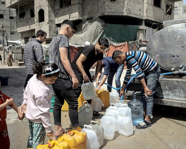 Los habitantes del barrio de Sheikh Radwan, en la ciudad de Gaza, recogen agua de camiones cisterna.