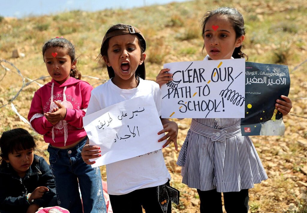 Los niños de Umm Al-Khair continúan su protesta contra el cierre del camino que lleva a su escuela, bloqueado por colonos dos semanas antes. Masafer Yatta, Cisjordania ocupada.