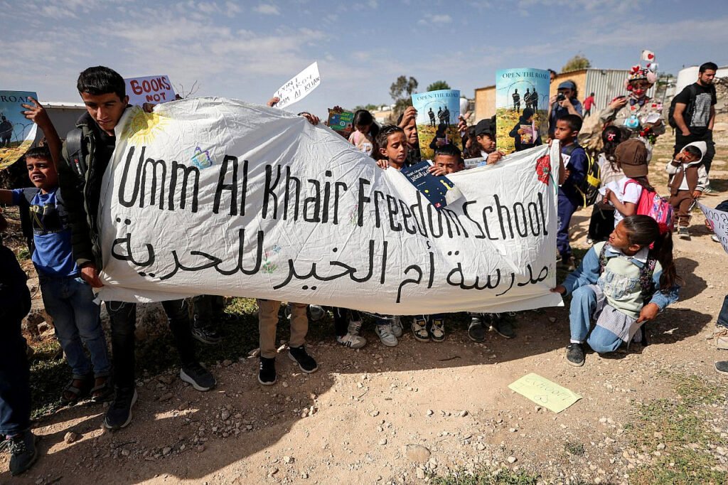 Los niños de Umm Al-Khair continúan su protesta contra el cierre del camino que lleva a su escuela, bloqueado por colonos dos semanas antes. Masafer Yatta, Cisjordania ocupada.