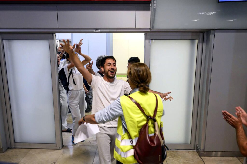 Los primeros 21 activistas de la Global Sumud Flotilla a su llegada a Barajas-Madrid.