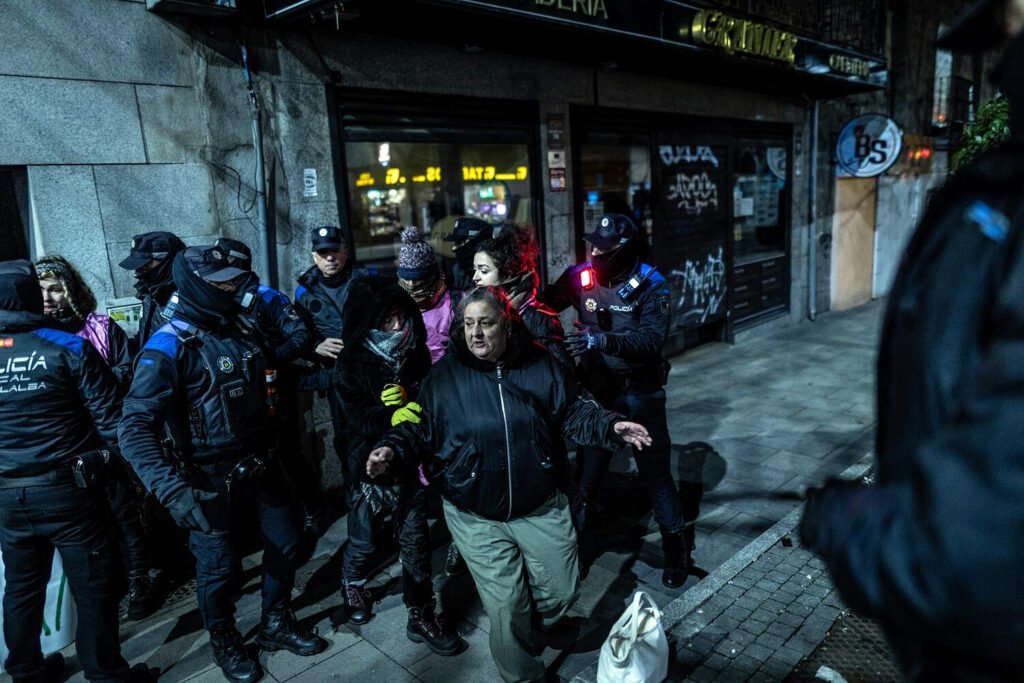 Macrodesahucio en Villalba: el Ayuntamiento ordena el desalojo del bloque donde viven más de 100 personas.