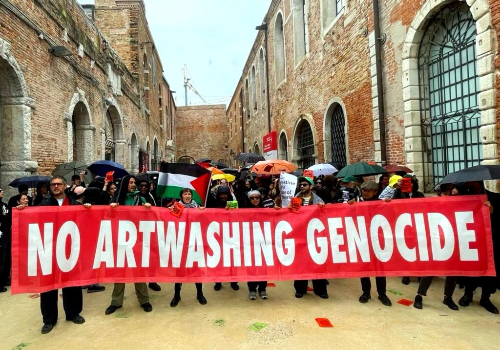 Manifestación en la Bienal de Venecia contra la presencia de Israel en el festival.