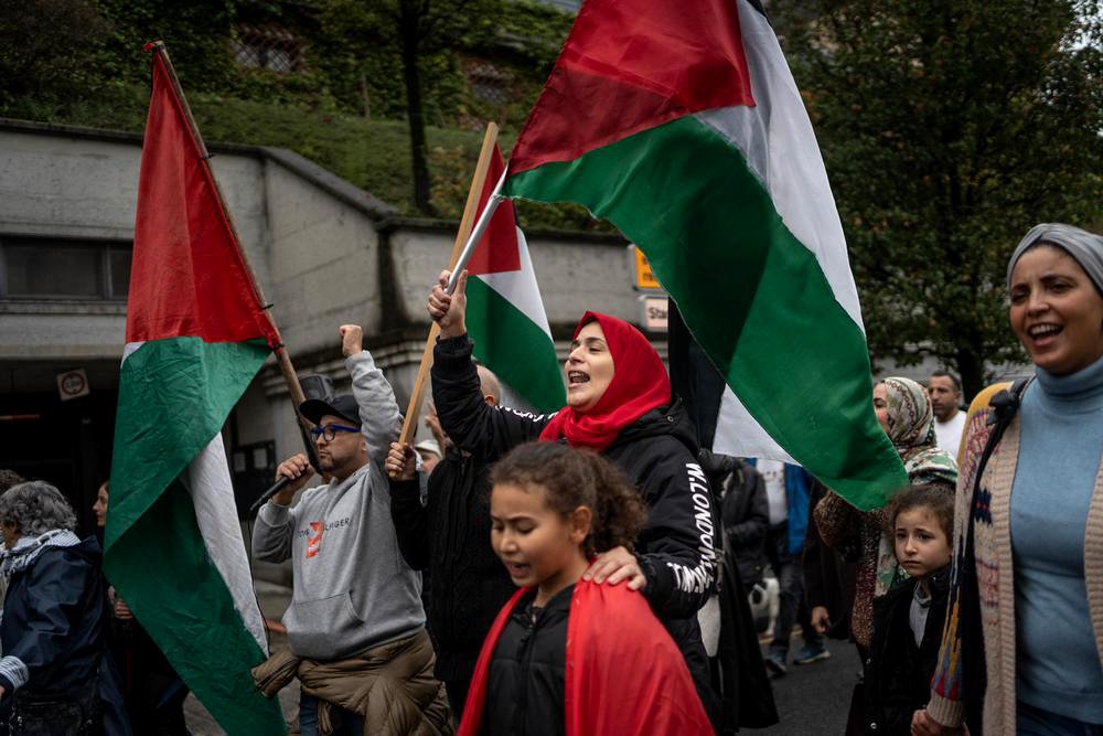 Manifestación entre Hendaia e Irun de apoyo a Palestina y pidiendo el boikot de las empresas que colaboran con Israel.
