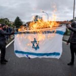 Manifestación entre Hendaia e Irun exigiendo el boicot a las empresas que colaboran con Israel. Terminaron delante de CAF, empresa vasca que colabora en una infraestructura sobre territorios ocupados.