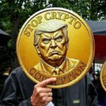 Manifestantes exhiben réplicas de criptomonedas durante la protesta "Estados Unidos no está en venta" contra las transacciones con criptomonedas del presidente Donald Trump en el Trump National Golf Club el 22 de mayo de 2025 en Washington, DC.