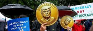 Manifestantes exhiben réplicas de criptomonedas durante la protesta "Estados Unidos no está en venta" contra las transacciones con criptomonedas del presidente Donald Trump en el Trump National Golf Club el 22 de mayo de 2025 en Washington, DC.