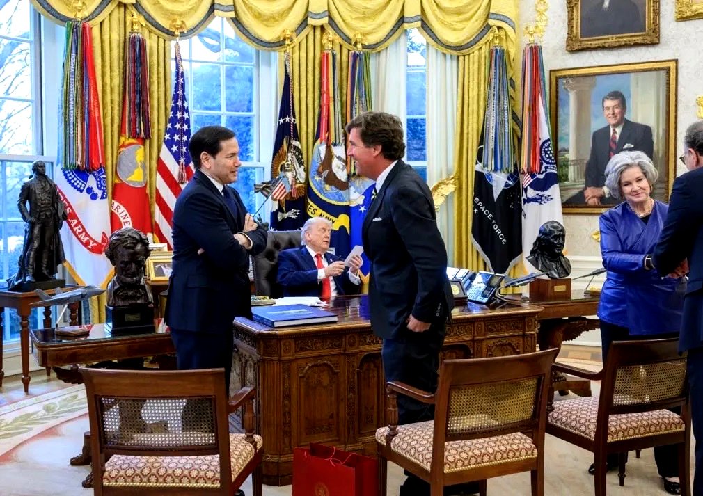 Marco Rubio, Tucker Carlson y Suzie Wiles en la Casa Blanca.