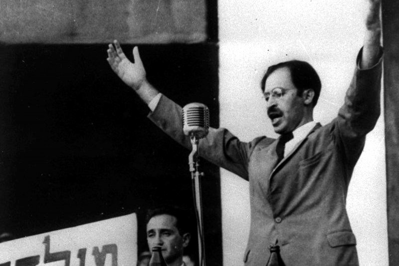 Menachem Begin dando un discurso en Tel Aviv en 1948.