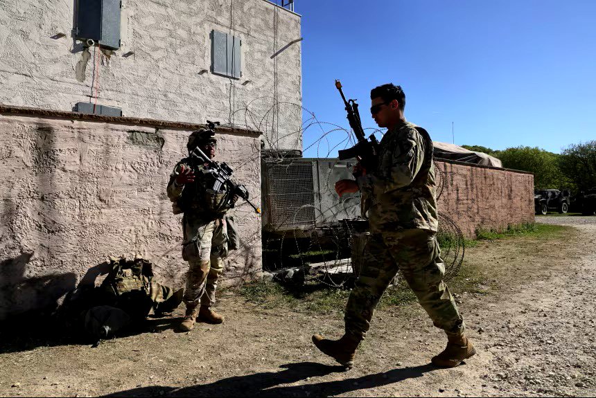 Miembros del ejército estadounidense se entrenan en Alemania; Trump dice que retirará a 5.000 efectivos y que podrían seguirle otros.
