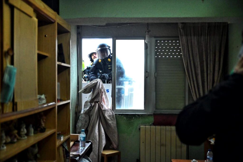 Momento en el que la policía irrumpe por una ventana en el piso de Mariano para ejecutar el desahucio, el pasado mes de enero.