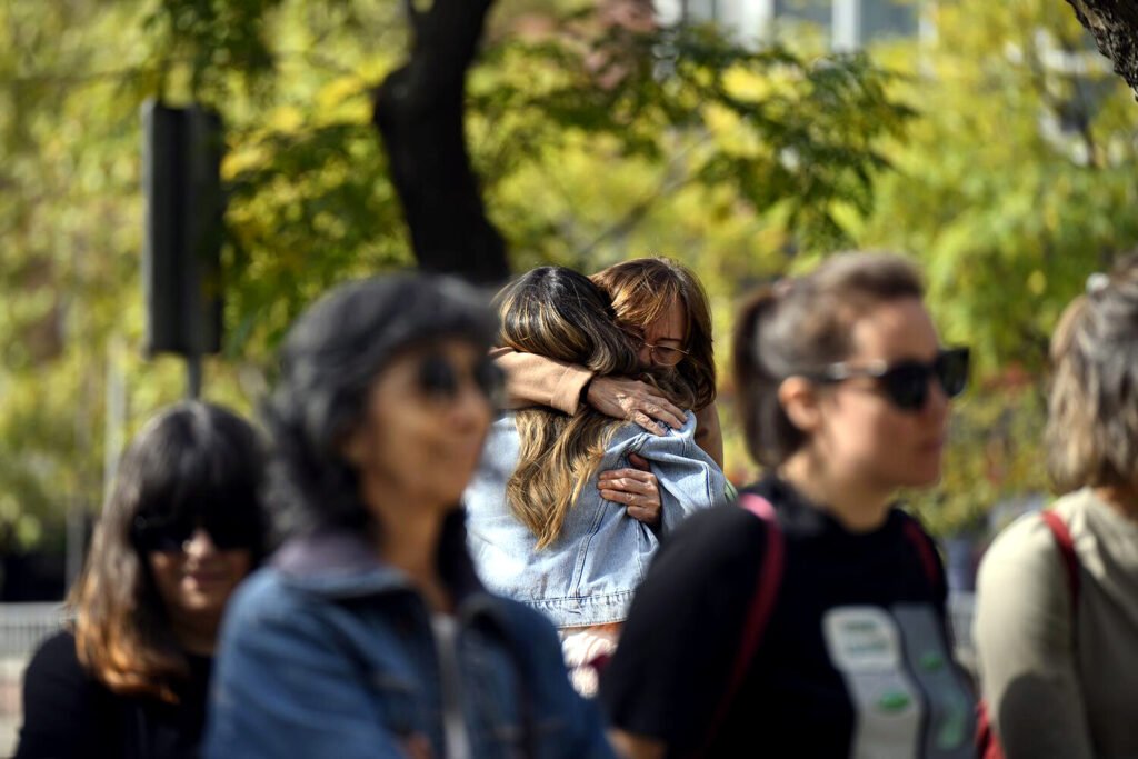 Mujeres con cáncer de mama piden menos lazos rosas y más investigación.