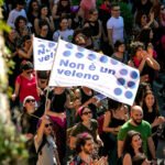 Mujeres sostienen unas banderas con el lema “Non è un veleno”, nombre de una campaña de sensibilización e información sobre el aborto de la asociación Maghweb, en una manifestación en Ancona.