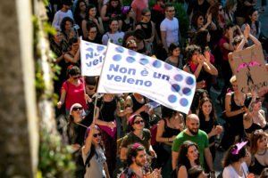 Mujeres sostienen unas banderas con el lema “Non è un veleno”, nombre de una campaña de sensibilización e información sobre el aborto de la asociación Maghweb, en una manifestación en Ancona.